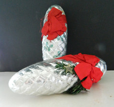 antik zwei Tannenzapfen